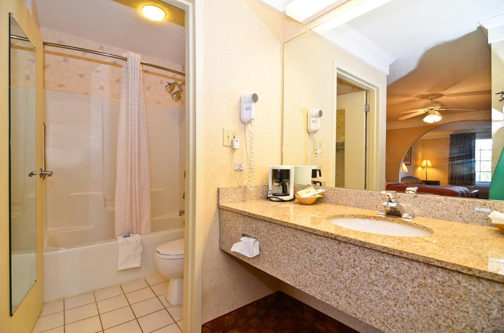 Peach State Inn & Suites Hawkinsville エクステリア 写真