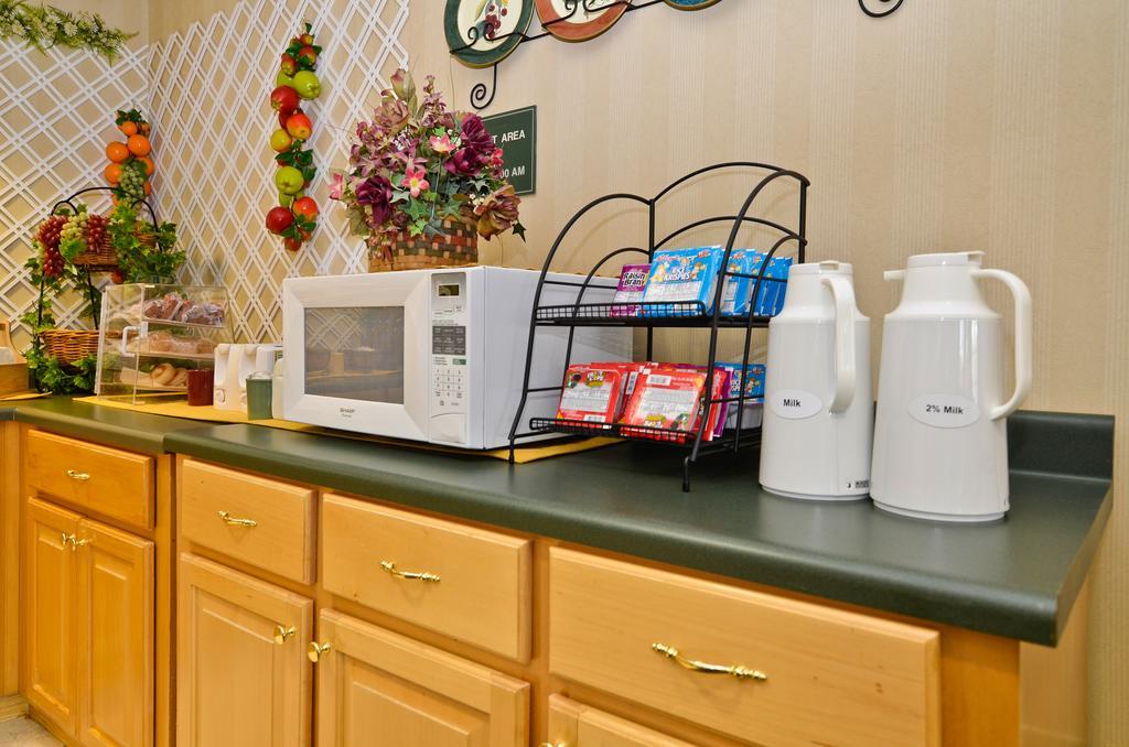 Peach State Inn & Suites Hawkinsville エクステリア 写真